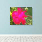 Ontvouwbare schoonheid: de rode roos en zijn knop canvas afdruk (Insitu (Houten vloer))