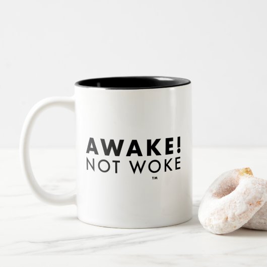 Ontwaak! Mok met twee tonen van Not Woke™ LOGO (Met donut)