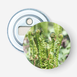 Ontwakende jonge varen in de tuin button flesopener