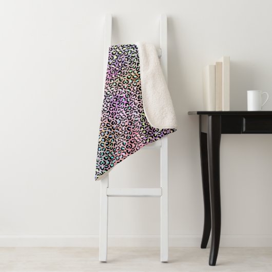 Ontwerp 6 van de Iridescent Leopard-reeks Sherpa Deken (In situ)