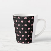 Ontwerp elegant zwart-roze patroonpatroon latte mok (Rechts)