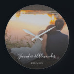 Ontwerp je eigen persoonlijke foto bruiloft grote klok<br><div class="desc">Creëer je eigen persoonlijke foto-trouwmuurklok.
Voeg je eigen mooiste trouwfoto toe,  voeg je namen toe en je trouwdatum.
Een heel persoonlijk trouwcadeau.</div>