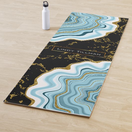Ontwerp met blauw, goud en zwart gegolfd getoon yogamat (In situ)