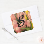 Ontwerp peach Tulip Monogram Vierkante Sticker (Envelop)