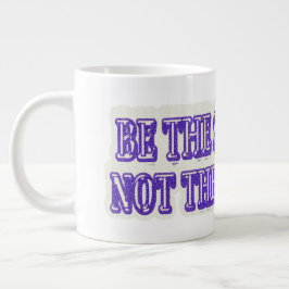 Ontwerp van Cute Artwork "BE DE OPLOSSING" Nu kope Grote Koffiekop