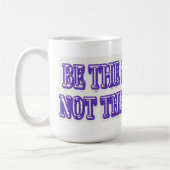 Ontwerp van Cute Artwork "BE DE OPLOSSING" Nu kope Koffiemok (Links)