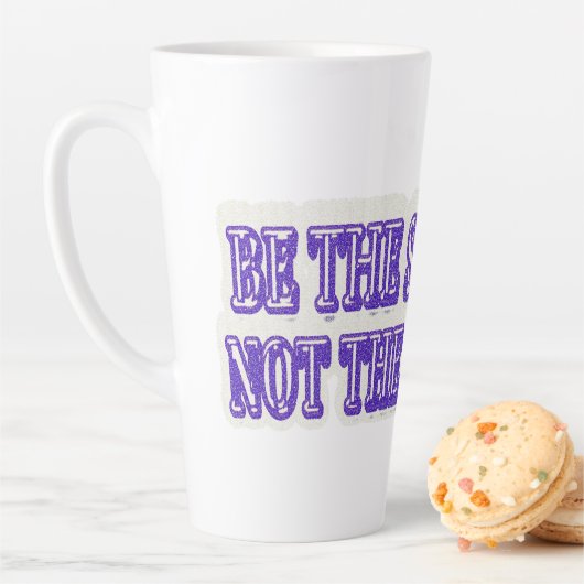 Ontwerp van Cute Artwork "BE DE OPLOSSING" Nu kope Latte Mok (In situ)