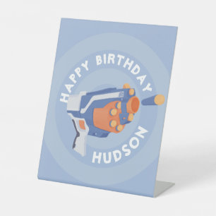 Ontwerp van een pistool met schuimdart reclamebord met voetstuk