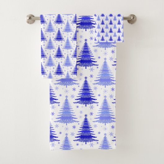 Ontwerp van het kerstboomblauw Periwinkle-patroon Bad Handdoek (Insitu)