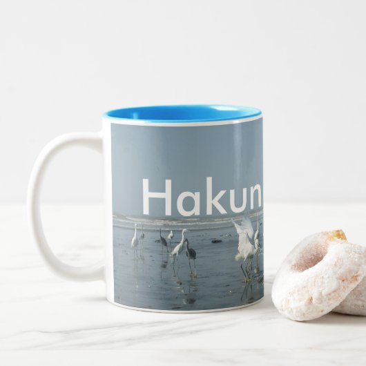 Ontwerp van het liefdadig geïnspireerde Hakuna Mat Tweekleurige Koffiemok (Met donut)