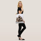 Ontwerp van luiaards achtergrond tote bag (Op model)