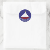 Ontwerp van Navy Blue en Red Sailboat Ronde Sticker (Tas)