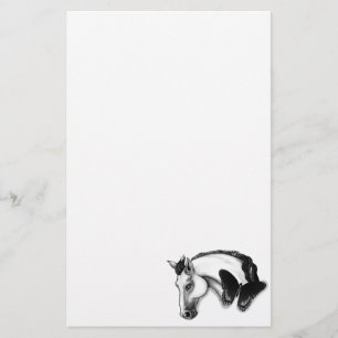 Ontwerp van witte paarden en vlinders briefpapier