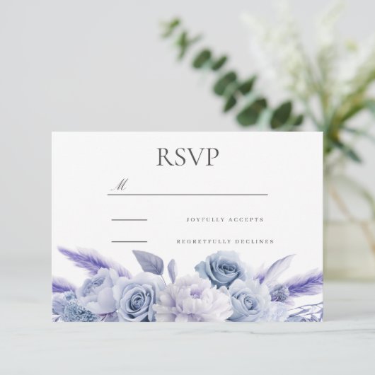 Ontwerper Dusty Blue Floral Wedding RSVP Kaartje (Staand voorkant)