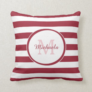 Ontwerper Monogram Met Vetstrepen En Naam In Rood Kussen