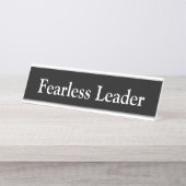 onverdiende leider, bureau naambordje (Voorkant)