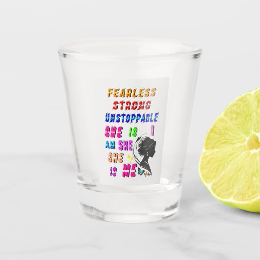 Onverschrokken sterk, onstuitbaar is ze shot glas (Voorkant)
