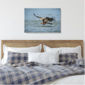 Onvolgroeide adelaar die duikt op vis canvas afdruk (Insitu (Slaapkamer))
