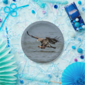 Onvolgroeide adelaar die duikt op vis papieren bordje (Feest)