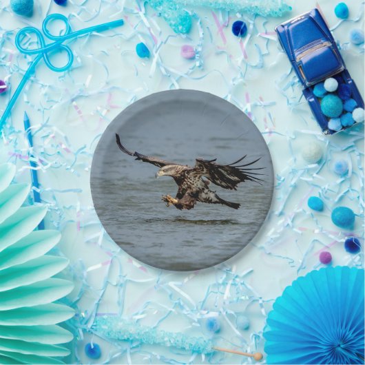 Onvolgroeide adelaar die duikt op vis papieren bordje (Feest)