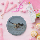 Onvolgroeide adelaar die duikt op vis papieren bordje (Feest)