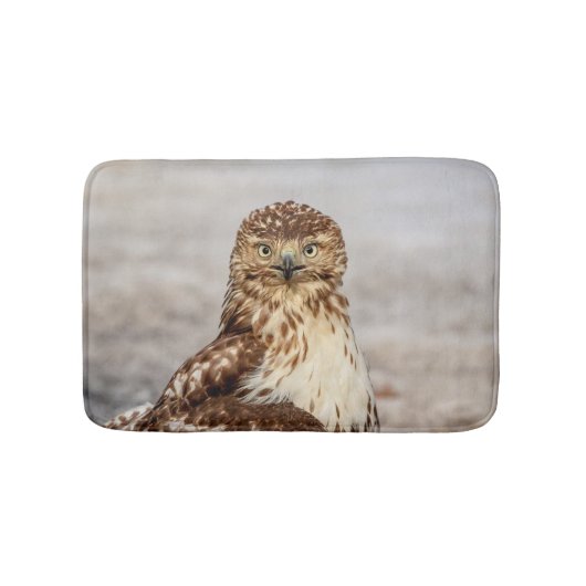 Onvolgroeide Rode Hawk op de grond Badmat (Voorkant)