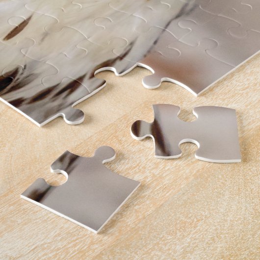 Onvolgroeide Rode Hawk op de grond Legpuzzel (Zijkant)