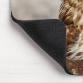 Onvolgroeide Rode Hawk op de grond Muismat (Hoek)