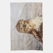 Onvolgroeide Rode Hawk op de grond Theedoek (Verticaal)