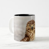 Onvolgroeide Rode Hawk op de grond Tweekleurige Koffiemok (Voorkant links)