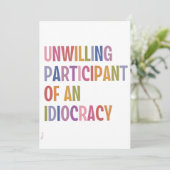 Onwillige deelnemer van een idiocratie tegen Trump Kaart (Staand voorkant)