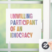 Onwillige deelnemer van een idiocratie tegen Trump Raamsticker (Huis)