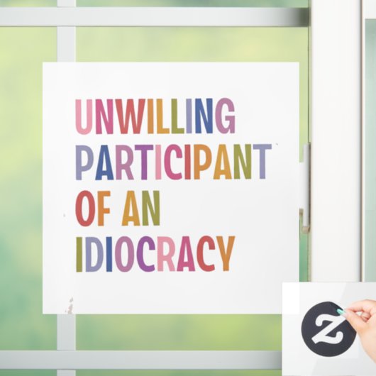 Onwillige deelnemer van een idiocratie tegen Trump Raamsticker (Huis)