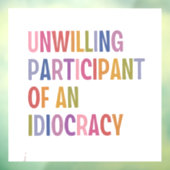 Onwillige deelnemer van een idiocratie tegen Trump Raamsticker (Vel 3)