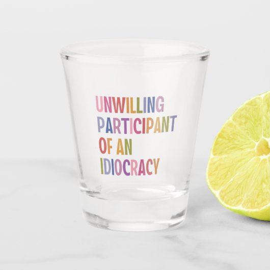 Onwillige deelnemer van een idiocratie tegen Trump Shot Glas (Voorkant)