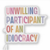 Onwillige deelnemer van een idiocratie tegen Trump Sticker (Voorkant)