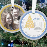 Onze 1e Chrismukkah Menorah Tree Keepsake Foto Ornament<br><div class="desc">Creëer je eigen ONZE 1ST CHRISMUKKAH ornament met je foto op de achterkant voor een soort familie aandenken. Van de eenvoudige gouden kerstboom tot de zilveren Chanoeka menorah, dit blauw, wit en paarse ornament zal uw eerste gemengde vakantie herdenken. Upload je foto aan de andere kant en voeg jouw naam...</div>