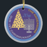 Onze 1e Christusmukkah Fotoboom Menorah Keepsake Keramisch Ornament<br><div class="desc">Pas dit leuke ornament van de eerste CHRISMUKKAH aan voor een familieklek. Van de gouden kerstboom tot de zilveren Hanukkah-menorah, dit blauwe en paarse ornament zal je eerste gemengde vakantie herdenken. Upload uw foto op de achterkant en voeg jouw naam en het jaar op de voorkant toe. "ONZE 1STE CHRISMUKKAH"kan...</div>