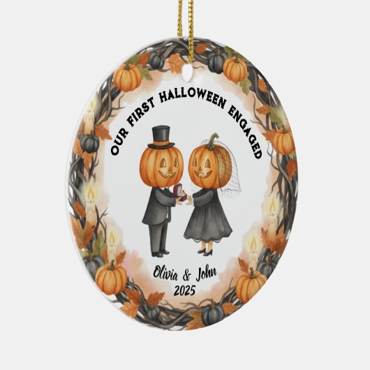 Onze 1e Halloween 2025 pompoen bruiloft met krans Keramisch Ornament (Rechts)