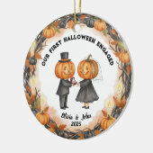 Onze 1e Halloween 2025 pompoen bruiloft met krans Keramisch Ornament (Links)