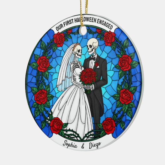 Onze 1e Halloween verloofde Glas in lood krans Keramisch Ornament (Links)