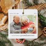 Onze 1e Kerst als Grootouders Foto Keepsake Keramisch Ornament<br><div class="desc">Help hen de komst van hun eerste kleinkind te vieren met dit moderne minimalistische ornament voor het bewaren van foto's. De tekst luidt: "Onze eerste kerst als grootouders, " vrolijk en licht en het jaar. upload gewoon een afbeelding met uw favoriete foto en het is het perfecte kleine souvenir cadeau...</div>