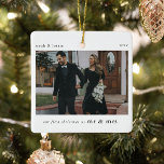 Onze 1e Kerst als Mr & Mrs Photo Keepsake Keramisch Ornament<br><div class="desc">Een stijlvol kerstboom ornament met klassieke typografie "Onze eerste kerst als MR & MRS" in zwart op een eenvoudige witte achtergrond. De foto, tekst, naam/jaren en het jaar kunnen eenvoudig worden aangepast om dit ornament uniek en persoonlijk voor u te maken. Een eenvoudig, minimalistisch en eigentijds kerstontwerp voor pasgetrouwden om...</div>