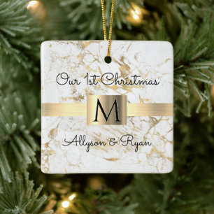 Onze 1e kerst met naam in monogram op goud marmer keramisch ornament