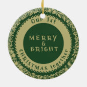 Onze 1e Kerstmis samen Gouden Krans op groen - Keramisch Ornament (Achterkant)