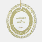 Onze 1e Kerstmis samen Gouden Krans op wit - Keramisch Ornament (Links)