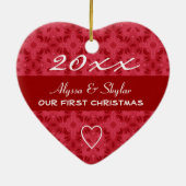 Onze 1e kerstversiering rood en witte G413 Keramisch Ornament (Achterkant)