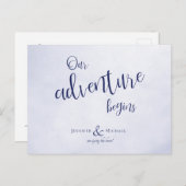 Onze avontuur begint blauwe typografische bruiloft aankondigingskaart (Voorkant / Achterkant)