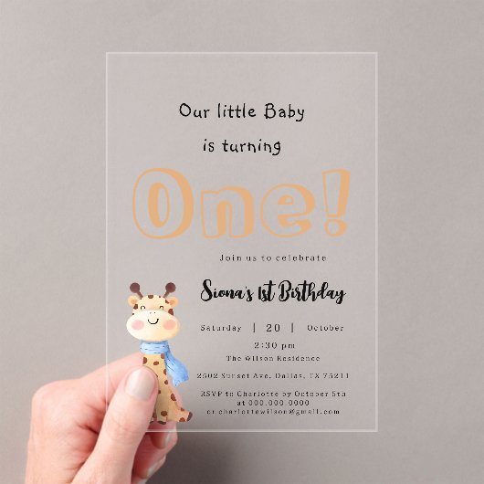 Onze Baby wordt een Schattigee Giraffe 1e verjaard Acryl Uitnodigingen (Insitu (Draagbaar))