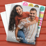 Onze Big Day Photo Wedding Planner<br><div class="desc">De planner van de bruiloft met uw favoriete foto op de voor en de rug en gepersonaliseerd met uw details in het krijgsbrief. De plank bevat maandelijkse en wekelijkse lay-outs,  12 maanden,  60 pagina's met gelamineerde zachte bekleding voor en achter.</div>